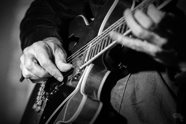 Chema Saiz (Jazz Con Sabor a Club. Festival de Jazz de Madrid. Maravillas Club, Madrid. 2025-11-16) Por Sergio Cabanillas [INSTANTZZ AKA Galería fotográfica AKA Fotoblog de jazz, impro… y algo más] - Tomajazz - Chema Saiz actuó dentro del ciclo Jazz Con Sabor a Club en el Festival de Jazz de Madrid, en Maravillas Club de Madrid, el 16 de noviembre de 2025. Sergio Cabanillas lo retrata en INSTANTZZ