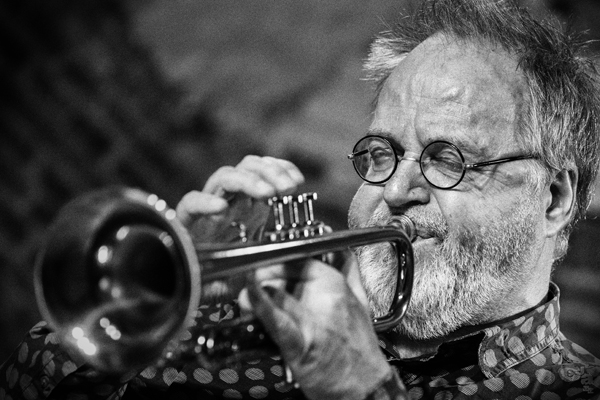 Pocket Corner (CC La Tortuga de Lavapiés, Madrid. 2025-11-02) Por Sergio Cabanillas [INSTANTZZ AKA Galería fotográfica AKA Fotoblog de jazz, impro… y algo más] - Tomajazz - Pocket Corner actuó el 2 de noviembre de 2025 en el CC La Tortuga de Lavapiés en Madrid. Sergio Cabanillas retrata el concierto en INSTANTZZ. Actuaron Didrik Ingvaldsen, Glenn B. Henriksen, Ketil Jerve, Ståle Birkeland