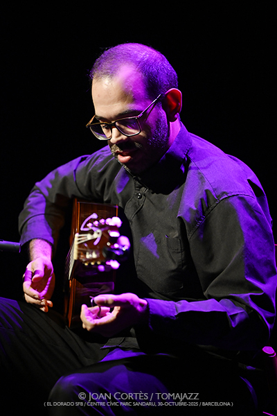 Javier Conde “Homenaje a los Maestro” (El Dorado sfb / Centre Cívic Parc Sandaru , 2025-10-30 / Barcelona) Por Joan Cortès [Flamencuras AKA INSTANTZZ AKA Galería fotográfica AKA Fotoblog de jazz, impro… y algo más] - Tomajazz - Javier Conde “Homenaje a los Maestro” actuó en El Dorado sfb, el 30 de octubre de 2025. Joan Cortès lo retrata en las Flamencuras de INSTANTZZ