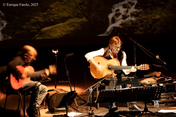 Al Di Meola Acoustic Trio (Festival Internacional JazzMadrid 2025, Centro Cultural de la Villa, Sala Guirau Madrid. 2025-11-12) Por Enrique Farelo [Concierto de jazz] - Tomajazz - Al Di Meola Acoustic Trio actuó en el Festival Internacional JazzMadrid 2025, el 12 de noviembre de 2025. Enrique Farelo lo retrata y relata. Actuaron Al Di Meola, Peo Alfonsi, Sergio Martínez 