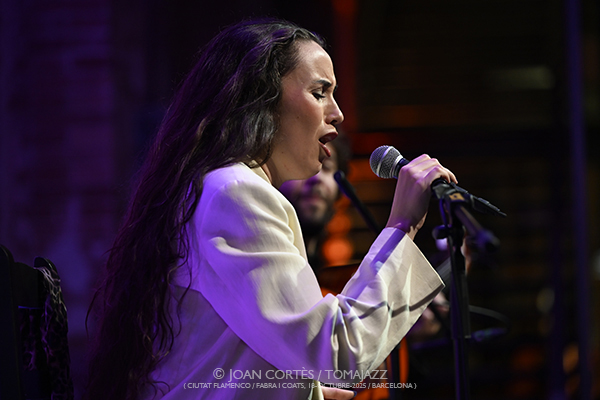 Rocío Luna (Ciutat Flamenco / Fabra i Coats, 2025-10-18 / Barcelona) Por Joan Cortès [Flamencuras AKA INSTANTZZ AKA Galería fotográfica AKA Fotoblog de jazz, impro… y algo más] - Tomajazz - Rocío Luna actuó en Ciutat Flamenco en Fabra i Coats, Barcelona, el 18 de octubre de 2025. Joan Cortès lo retrata en las Flamencuras de INSTANTZZ. Actuaron Rocío Luna, Luis Medina