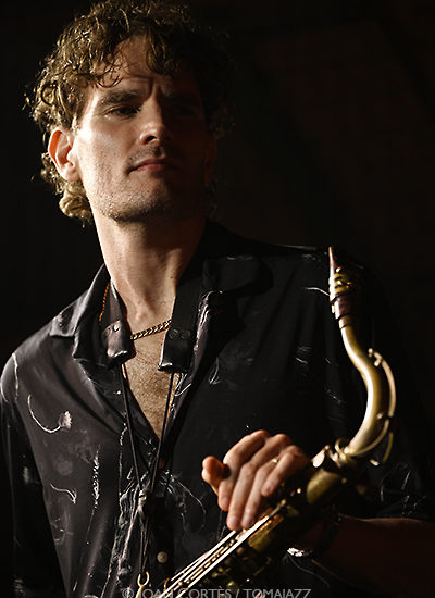 Tobias Meinhart 4t (Jamboree, 2025-10-14 / Barcelona) Por Joan Cortès [INSTANTZZ AKA Galería fotográfica AKA Fotoblog de jazz, impro… y algo más] - Tomajazz - Tobias Meinhart 4t actuó en Jamboree, Barcelona, el 14 de octubre de 2025. Joan Cortès retrata el concierto en INSTANTZZ. Actuaron Tobias Meinhart, Eden Ladin, Matt Penman, Mark Whitfield Jr.