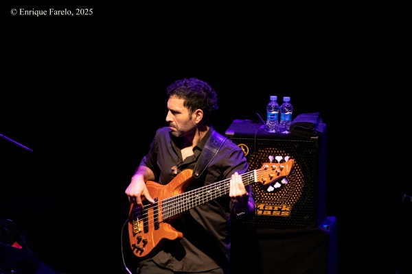 Billy Cobham’s Time Machine (Festival Internacional JazzMadrid 2025, Fernán Gómez. Centro Cultural de la Villa, Sala Guirau Madrid. 2025-11-18) Por Enrique Farelo [Concierto de jazz] - Tomajazz - Billy Cobham’s Time Machine actuó en JazzMadrid 2025, el 18 de noviembre de 2025. Enrique Farelo lo relata (texto y fotos). Actuaron Billy Cobham, Victor Cisternas, Rocco Ciffarelli, Gary Husband, Bjon Arko 