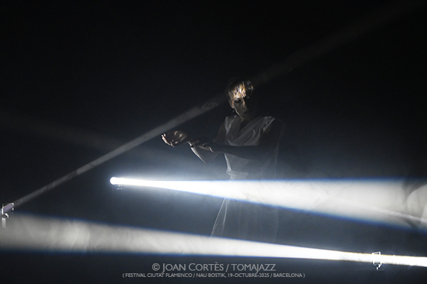 Vanesa Aibar “Cristalización IV” (Ciutat Flamenco / Nau Bostik, 2025-10-19 / Barcelona) Por Joan Cortès [Flamencuras AKA INSTANTZZ AKA Galería fotográfica AKA Fotoblog de jazz, impro… y algo más] - Tomajazz - Vanesa Aibar “Cristalización IV” actuó en Ciutat Flamenco de Barcelona el 19 de octubre de 2025. Joan Cortès la retrata en las Flamencuras de INSTANTZZ. Con Vanesa Aibar, Estampa