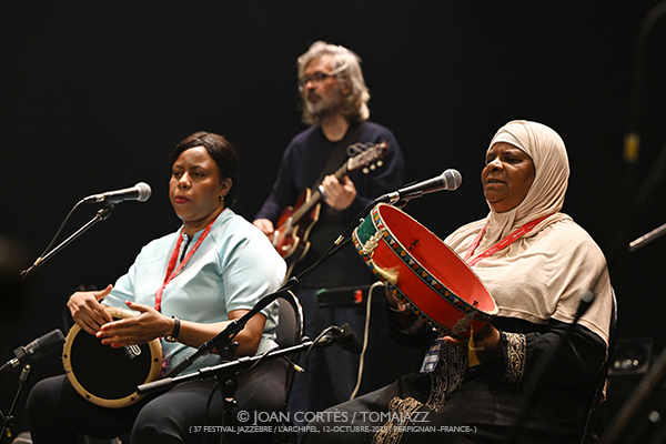 Omar Sosa & Souad Asla “Sahravane” (37 Jazzèbre / L’Archipel, 12-octubre-2025, Perpignan -France-) [7] Por Joan Cortès [INSTANTZZ AKA Galería fotográfica AKA Fotoblog de jazz, impro… y algo más] - Tomajazz - Omar Sosa & Souad Asla “Sahravane” actuaron enJazzèbre 2025 de Perpignan, Francia. Joan Cortès lo retrata en INSTANTZZ. Actuaron Omar Sosa, Souad Asla, Csaba Palotaï, Aziza Tahri, Mabrouka Brik, Gustavo Ovalles, Rabla Boughazi, Sabrina Cheddad 