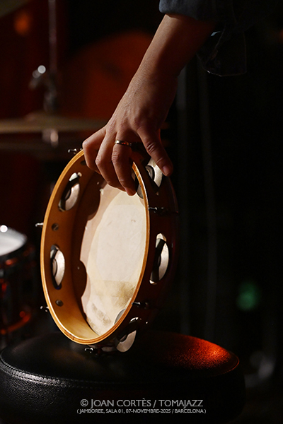 André Marques Trio (Jamboree -sala 1-, 2025-11-07 / Barcelona) Por Joan Cortès [INSTANTZZ AKA Galería fotográfica AKA Fotoblog de jazz, impro… y algo más] - Tomajazz - André Marques Trio actuó en Jamboree, el 7 de noviembre de 2025. Joan Cortès lo retrata en INSTANTZZ. Actuaron André Marques, Marcel Bottaro, Fulvio Alberto Moraes 
