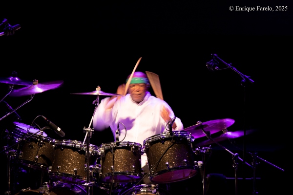 Billy Cobham’s Time Machine (Festival Internacional JazzMadrid 2025, Fernán Gómez. Centro Cultural de la Villa, Sala Guirau Madrid. 2025-11-18) Por Enrique Farelo [Concierto de jazz] - Tomajazz - Billy Cobham’s Time Machine actuó en JazzMadrid 2025, el 18 de noviembre de 2025. Enrique Farelo lo relata (texto y fotos). Actuaron Billy Cobham, Victor Cisternas, Rocco Ciffarelli, Gary Husband, Bjon Arko
