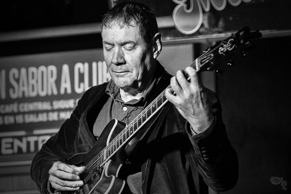 Chema Saiz (Jazz Con Sabor a Club. Festival de Jazz de Madrid. Maravillas Club, Madrid. 2025-11-16) Por Sergio Cabanillas [INSTANTZZ AKA Galería fotográfica AKA Fotoblog de jazz, impro… y algo más] - Tomajazz - Chema Saiz actuó dentro del ciclo Jazz Con Sabor a Club en el Festival de Jazz de Madrid, en Maravillas Club de Madrid, el 16 de noviembre de 2025. Sergio Cabanillas lo retrata en INSTANTZZ