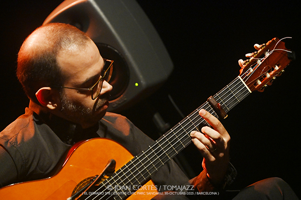 Javier Conde “Homenaje a los Maestro” (El Dorado sfb / Centre Cívic Parc Sandaru , 2025-10-30 / Barcelona) Por Joan Cortès [Flamencuras AKA INSTANTZZ AKA Galería fotográfica AKA Fotoblog de jazz, impro… y algo más] - Tomajazz - Javier Conde “Homenaje a los Maestro” actuó en El Dorado sfb, el 30 de octubre de 2025. Joan Cortès lo retrata en las Flamencuras de INSTANTZZ