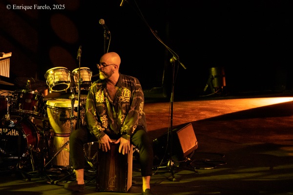Al Di Meola Acoustic Trio (Festival Internacional JazzMadrid 2025, Centro Cultural de la Villa, Sala Guirau Madrid. 2025-11-12) Por Enrique Farelo [Concierto de jazz] - Tomajazz - Al Di Meola Acoustic Trio actuó en el Festival Internacional JazzMadrid 2025, el 12 de noviembre de 2025. Enrique Farelo lo retrata y relata. Actuaron Al Di Meola, Peo Alfonsi, Sergio Martínez 