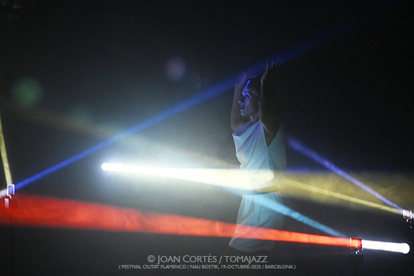 Vanesa Aibar “Cristalización IV” (Ciutat Flamenco / Nau Bostik, 2025-10-19 / Barcelona) Por Joan Cortès [Flamencuras AKA INSTANTZZ AKA Galería fotográfica AKA Fotoblog de jazz, impro… y algo más] - Tomajazz - Vanesa Aibar “Cristalización IV” actuó en Ciutat Flamenco de Barcelona el 19 de octubre de 2025. Joan Cortès la retrata en las Flamencuras de INSTANTZZ. Con Vanesa Aibar, Estampa