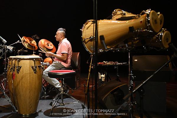 Omar Sosa & Souad Asla “Sahravane” (37 Jazzèbre / L’Archipel, 12-octubre-2025, Perpignan -France-) [7] Por Joan Cortès [INSTANTZZ AKA Galería fotográfica AKA Fotoblog de jazz, impro… y algo más] - Tomajazz - Omar Sosa & Souad Asla “Sahravane” actuaron enJazzèbre 2025 de Perpignan, Francia. Joan Cortès lo retrata en INSTANTZZ. Actuaron Omar Sosa, Souad Asla, Csaba Palotaï, Aziza Tahri, Mabrouka Brik, Gustavo Ovalles, Rabla Boughazi, Sabrina Cheddad 