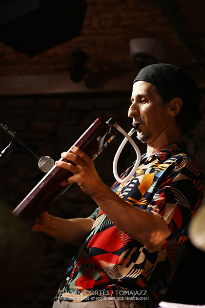 André Marques Trio (Jamboree -sala 1-, 2025-11-07 / Barcelona) Por Joan Cortès [INSTANTZZ AKA Galería fotográfica AKA Fotoblog de jazz, impro… y algo más] - Tomajazz - André Marques Trio actuó en Jamboree, el 7 de noviembre de 2025. Joan Cortès lo retrata en INSTANTZZ. Actuaron André Marques, Marcel Bottaro, Fulvio Alberto Moraes 