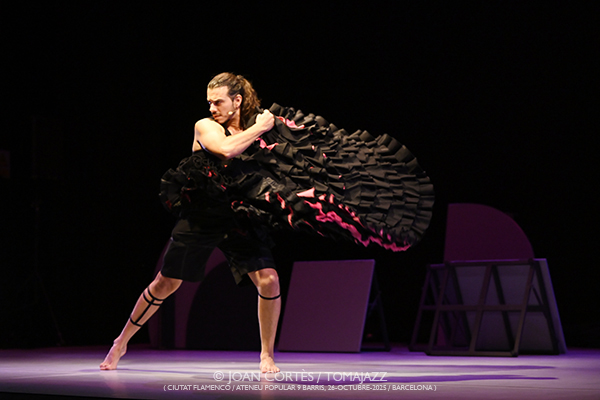 Chicharrón Circo Flamenco «Empaque» (Ciutat Flamenco / Ateneu Popular 9 Barris, 2025-10-26 / Barcelona) [y VI] Por Joan Cortès [Flamencuras AKA INSTANTZZ AKA Galería fotográfica AKA Fotoblog de jazz, impro… y algo más] - Tomajazz - Chicharrón Circo Flamenco «Empaque» participó en Ciutat Flamenco el 26 de octubre de 2025. Joan Cortès lo retrata en las Flamencuras de INSTANTZZ. Con Germán J. López Galván