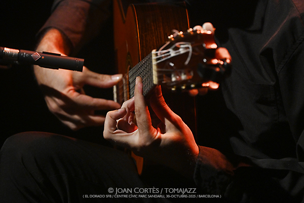 Javier Conde “Homenaje a los Maestro” (El Dorado sfb / Centre Cívic Parc Sandaru , 2025-10-30 / Barcelona) Por Joan Cortès [Flamencuras AKA INSTANTZZ AKA Galería fotográfica AKA Fotoblog de jazz, impro… y algo más] - Tomajazz - Javier Conde “Homenaje a los Maestro” actuó en El Dorado sfb, el 30 de octubre de 2025. Joan Cortès lo retrata en las Flamencuras de INSTANTZZ