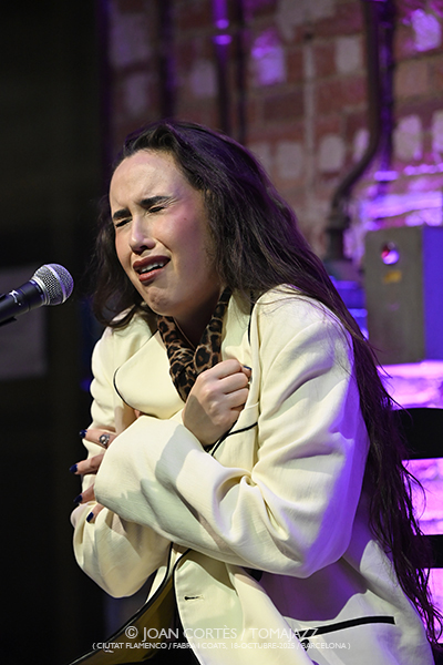 Rocío Luna (Ciutat Flamenco / Fabra i Coats, 2025-10-18 / Barcelona) Por Joan Cortès [Flamencuras AKA INSTANTZZ AKA Galería fotográfica AKA Fotoblog de jazz, impro… y algo más] - Tomajazz - Rocío Luna actuó en Ciutat Flamenco en Fabra i Coats, Barcelona, el 18 de octubre de 2025. Joan Cortès lo retrata en las Flamencuras de INSTANTZZ. Actuaron Rocío Luna, Luis Medina