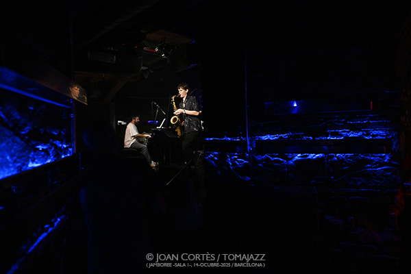 Tobias Meinhart 4t (Jamboree, 2025-10-14 / Barcelona) Por Joan Cortès [INSTANTZZ AKA Galería fotográfica AKA Fotoblog de jazz, impro… y algo más] - Tomajazz - Tobias Meinhart 4t actuó en Jamboree, Barcelona, el 14 de octubre de 2025. Joan Cortès retrata el concierto en INSTANTZZ. Actuaron Tobias Meinhart, Eden Ladin, Matt Penman, Mark Whitfield Jr. 