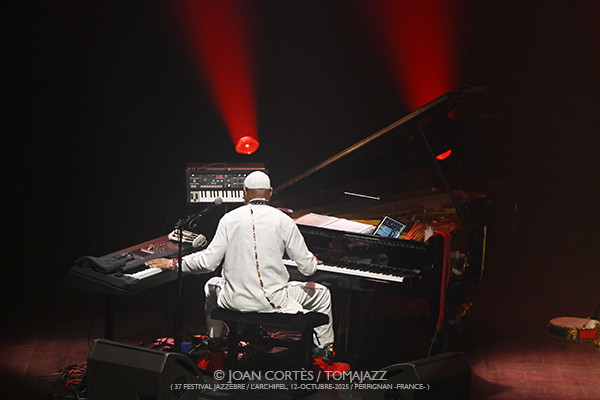 Omar Sosa & Souad Asla “Sahravane” (37 Jazzèbre / L’Archipel, 12-octubre-2025, Perpignan -France-) [7] Por Joan Cortès [INSTANTZZ AKA Galería fotográfica AKA Fotoblog de jazz, impro… y algo más] - Tomajazz - Omar Sosa & Souad Asla “Sahravane” actuaron enJazzèbre 2025 de Perpignan, Francia. Joan Cortès lo retrata en INSTANTZZ. Actuaron Omar Sosa, Souad Asla, Csaba Palotaï, Aziza Tahri, Mabrouka Brik, Gustavo Ovalles, Rabla Boughazi, Sabrina Cheddad 
