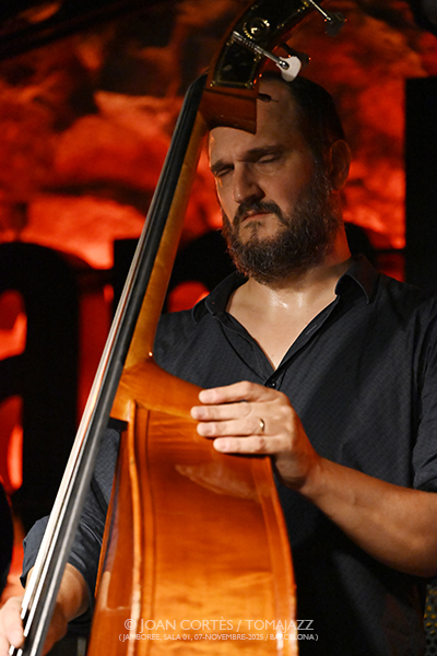 André Marques Trio (Jamboree -sala 1-, 2025-11-07 / Barcelona) Por Joan Cortès [INSTANTZZ AKA Galería fotográfica AKA Fotoblog de jazz, impro… y algo más] - Tomajazz - André Marques Trio actuó en Jamboree, el 7 de noviembre de 2025. Joan Cortès lo retrata en INSTANTZZ. Actuaron André Marques, Marcel Bottaro, Fulvio Alberto Moraes 