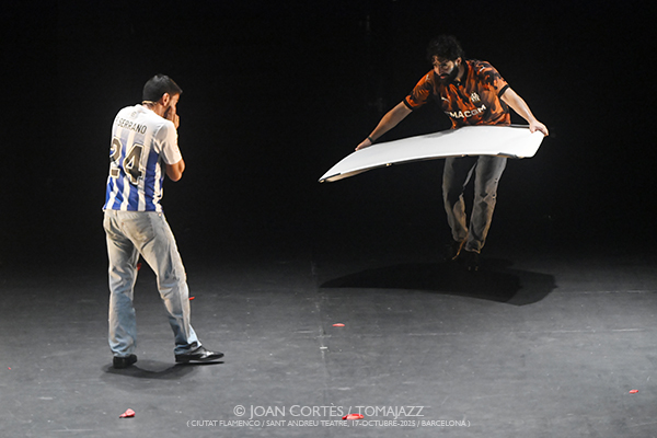 Antonio Molina “El Choro” «Prender, un acto de combustión» (Ciutat Flamenco / SAT!, 2025-10-17 / Barcelona) Por Joan Cortès [Flamencuras AKA INSTANTZZ AKA Galería fotográfica AKA Fotoblog de jazz, impro… y algo más] - Tomajazz - Antonio Molina “El Choro” «Prender, un acto de combustión» participó en Ciutat Flamenco de Barcelona el 17 de octubre de 2025. Joan Cortès lo retrata en las Flamencuras de INSTANTZZ. Participaron Antonio Molina “El Choro”, baile Manuel de la Nina, cante Marcos de Silvia, guitarra Francisco Roca 