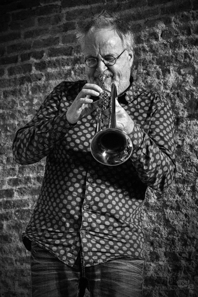 Pocket Corner (CC La Tortuga de Lavapiés, Madrid. 2025-11-02) Por Sergio Cabanillas [INSTANTZZ AKA Galería fotográfica AKA Fotoblog de jazz, impro… y algo más] - Tomajazz - Pocket Corner actuó el 2 de noviembre de 2025 en el CC La Tortuga de Lavapiés en Madrid. Sergio Cabanillas retrata el concierto en INSTANTZZ. Actuaron Didrik Ingvaldsen, Glenn B. Henriksen, Ketil Jerve, Ståle Birkeland