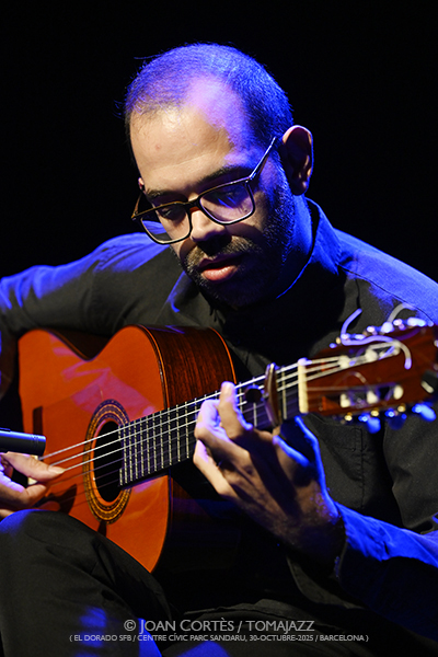 Javier Conde “Homenaje a los Maestro” (El Dorado sfb / Centre Cívic Parc Sandaru , 2025-10-30 / Barcelona) Por Joan Cortès [Flamencuras AKA INSTANTZZ AKA Galería fotográfica AKA Fotoblog de jazz, impro… y algo más] - Tomajazz - Javier Conde “Homenaje a los Maestro” actuó en El Dorado sfb, el 30 de octubre de 2025. Joan Cortès lo retrata en las Flamencuras de INSTANTZZ
