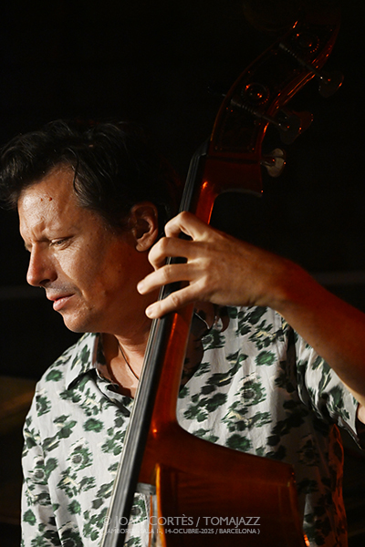 Tobias Meinhart 4t (Jamboree, 2025-10-14 / Barcelona) Por Joan Cortès [INSTANTZZ AKA Galería fotográfica AKA Fotoblog de jazz, impro… y algo más] - Tomajazz - Tobias Meinhart 4t actuó en Jamboree, Barcelona, el 14 de octubre de 2025. Joan Cortès retrata el concierto en INSTANTZZ. Actuaron Tobias Meinhart, Eden Ladin, Matt Penman, Mark Whitfield Jr. 