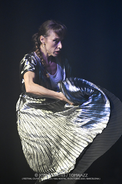 Vanesa Aibar “Cristalización IV” (Ciutat Flamenco / Nau Bostik, 2025-10-19 / Barcelona) Por Joan Cortès [Flamencuras AKA INSTANTZZ AKA Galería fotográfica AKA Fotoblog de jazz, impro… y algo más] - Tomajazz - Vanesa Aibar “Cristalización IV” actuó en Ciutat Flamenco de Barcelona el 19 de octubre de 2025. Joan Cortès la retrata en las Flamencuras de INSTANTZZ. Con Vanesa Aibar, Estampa