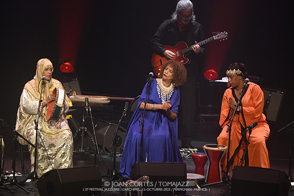 Omar Sosa & Souad Asla “Sahravane” (37 Jazzèbre / L’Archipel, 12-octubre-2025, Perpignan -France-) [7] Por Joan Cortès [INSTANTZZ AKA Galería fotográfica AKA Fotoblog de jazz, impro… y algo más] - Tomajazz - Omar Sosa & Souad Asla “Sahravane” actuaron enJazzèbre 2025 de Perpignan, Francia. Joan Cortès lo retrata en INSTANTZZ. Actuaron Omar Sosa, Souad Asla, Csaba Palotaï, Aziza Tahri, Mabrouka Brik, Gustavo Ovalles, Rabla Boughazi, Sabrina Cheddad 