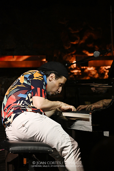 André Marques Trio (Jamboree -sala 1-, 2025-11-07 / Barcelona) Por Joan Cortès [INSTANTZZ AKA Galería fotográfica AKA Fotoblog de jazz, impro… y algo más] - Tomajazz - André Marques Trio actuó en Jamboree, el 7 de noviembre de 2025. Joan Cortès lo retrata en INSTANTZZ. Actuaron André Marques, Marcel Bottaro, Fulvio Alberto Moraes 