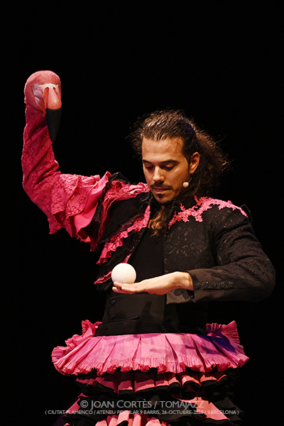 Chicharrón Circo Flamenco «Empaque» (Ciutat Flamenco / Ateneu Popular 9 Barris, 2025-10-26 / Barcelona) [y VI] Por Joan Cortès [Flamencuras AKA INSTANTZZ AKA Galería fotográfica AKA Fotoblog de jazz, impro… y algo más] - Tomajazz - Chicharrón Circo Flamenco «Empaque» participó en Ciutat Flamenco el 26 de octubre de 2025. Joan Cortès lo retrata en las Flamencuras de INSTANTZZ. Con Germán J. López Galván