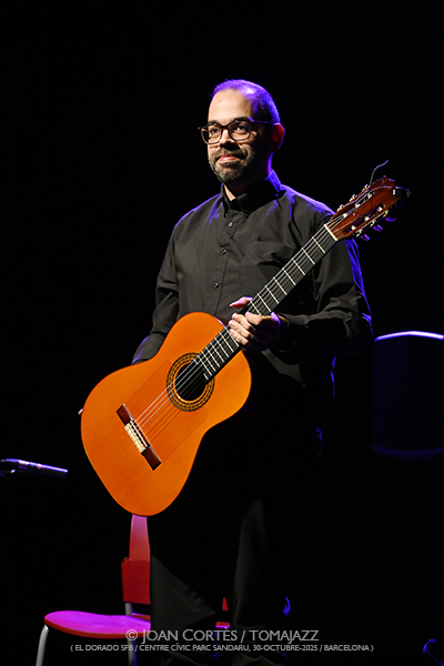 Javier Conde “Homenaje a los Maestro” (El Dorado sfb / Centre Cívic Parc Sandaru , 2025-10-30 / Barcelona) Por Joan Cortès [Flamencuras AKA INSTANTZZ AKA Galería fotográfica AKA Fotoblog de jazz, impro… y algo más] - Tomajazz - Javier Conde “Homenaje a los Maestro” actuó en El Dorado sfb, el 30 de octubre de 2025. Joan Cortès lo retrata en las Flamencuras de INSTANTZZ