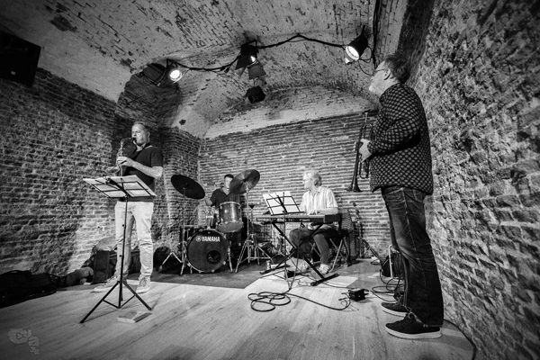 Pocket Corner (CC La Tortuga de Lavapiés, Madrid. 2025-11-02) Por Sergio Cabanillas [INSTANTZZ AKA Galería fotográfica AKA Fotoblog de jazz, impro… y algo más] - Tomajazz - Pocket Corner actuó el 2 de noviembre de 2025 en el CC La Tortuga de Lavapiés en Madrid. Sergio Cabanillas retrata el concierto en INSTANTZZ. Actuaron Didrik Ingvaldsen, Glenn B. Henriksen, Ketil Jerve, Ståle Birkeland