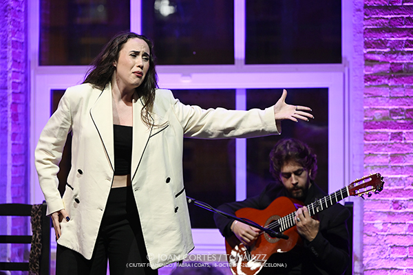 Rocío Luna (Ciutat Flamenco / Fabra i Coats, 2025-10-18 / Barcelona) Por Joan Cortès [Flamencuras AKA INSTANTZZ AKA Galería fotográfica AKA Fotoblog de jazz, impro… y algo más] - Tomajazz - Rocío Luna actuó en Ciutat Flamenco en Fabra i Coats, Barcelona, el 18 de octubre de 2025. Joan Cortès lo retrata en las Flamencuras de INSTANTZZ. Actuaron Rocío Luna, Luis Medina
