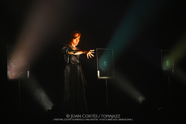 Vanesa Aibar “Cristalización IV” (Ciutat Flamenco / Nau Bostik, 2025-10-19 / Barcelona) Por Joan Cortès [Flamencuras AKA INSTANTZZ AKA Galería fotográfica AKA Fotoblog de jazz, impro… y algo más] - Tomajazz - Vanesa Aibar “Cristalización IV” actuó en Ciutat Flamenco de Barcelona el 19 de octubre de 2025. Joan Cortès la retrata en las Flamencuras de INSTANTZZ. Con Vanesa Aibar, Estampa