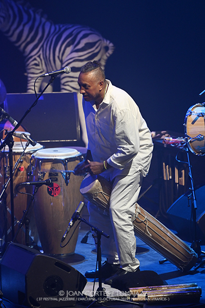 Omar Sosa & Souad Asla “Sahravane” (37 Jazzèbre / L’Archipel, 12-octubre-2025, Perpignan -France-) [7] Por Joan Cortès [INSTANTZZ AKA Galería fotográfica AKA Fotoblog de jazz, impro… y algo más] - Tomajazz - Omar Sosa & Souad Asla “Sahravane” actuaron enJazzèbre 2025 de Perpignan, Francia. Joan Cortès lo retrata en INSTANTZZ. Actuaron Omar Sosa, Souad Asla, Csaba Palotaï, Aziza Tahri, Mabrouka Brik, Gustavo Ovalles, Rabla Boughazi, Sabrina Cheddad 