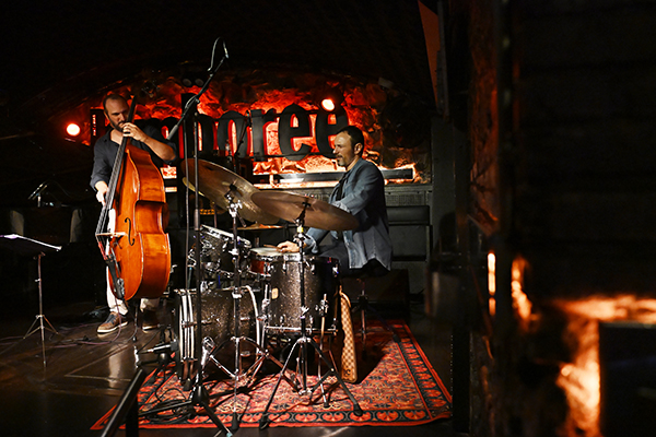 André Marques Trio (Jamboree -sala 1-, 2025-11-07 / Barcelona) Por Joan Cortès [INSTANTZZ AKA Galería fotográfica AKA Fotoblog de jazz, impro… y algo más] - Tomajazz - André Marques Trio actuó en Jamboree, el 7 de noviembre de 2025. Joan Cortès lo retrata en INSTANTZZ. Actuaron André Marques, Marcel Bottaro, Fulvio Alberto Moraes 
