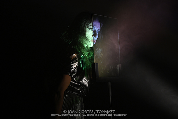 Vanesa Aibar “Cristalización IV” (Ciutat Flamenco / Nau Bostik, 2025-10-19 / Barcelona) Por Joan Cortès [Flamencuras AKA INSTANTZZ AKA Galería fotográfica AKA Fotoblog de jazz, impro… y algo más] - Tomajazz - Vanesa Aibar “Cristalización IV” actuó en Ciutat Flamenco de Barcelona el 19 de octubre de 2025. Joan Cortès la retrata en las Flamencuras de INSTANTZZ. Con Vanesa Aibar, Estampa