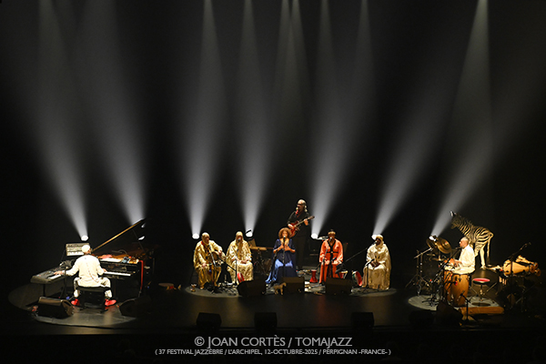Omar Sosa & Souad Asla “Sahravane” (37 Jazzèbre / L’Archipel, 12-octubre-2025, Perpignan -France-) [7] Por Joan Cortès [INSTANTZZ AKA Galería fotográfica AKA Fotoblog de jazz, impro… y algo más] - Tomajazz - Omar Sosa & Souad Asla “Sahravane” actuaron enJazzèbre 2025 de Perpignan, Francia. Joan Cortès lo retrata en INSTANTZZ. Actuaron Omar Sosa, Souad Asla, Csaba Palotaï, Aziza Tahri, Mabrouka Brik, Gustavo Ovalles, Rabla Boughazi, Sabrina Cheddad 