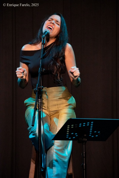 Folkloreando: Javier Colina, Amy Gaviria y Brian Aching (Jazz en los distritos. Festival Internacional JazzMadrid 2025. Centro Cultural «El Torito». 2025-11-28) Por Enrique Farelo [INSTANTZZ AKA Galería fotográfica AKA Fotoblog de jazz, impro… y algo más]] - Tomajazz - Folkloreando: Javier Colina, Amy Gaviria y Brian Aching actuó en Jazz en los distritos dentro del Festival Internacional JazzMadrid 2025. El concierto fue en el Centro Cultural «El Torito» de Madrid, el 28 de noviembre de 2025. Enrique Farelo lo retrata en INSTANTZZ