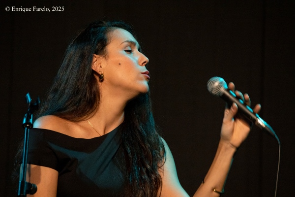 Folkloreando: Javier Colina, Amy Gaviria y Brian Aching (Jazz en los distritos. Festival Internacional JazzMadrid 2025. Centro Cultural «El Torito». 2025-11-28) Por Enrique Farelo [INSTANTZZ AKA Galería fotográfica AKA Fotoblog de jazz, impro… y algo más]] - Tomajazz - Folkloreando: Javier Colina, Amy Gaviria y Brian Aching actuó en Jazz en los distritos dentro del Festival Internacional JazzMadrid 2025. El concierto fue en el Centro Cultural «El Torito» de Madrid, el 28 de noviembre de 2025. Enrique Farelo lo retrata en INSTANTZZ