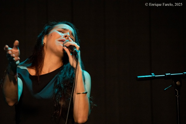 Folkloreando: Javier Colina, Amy Gaviria y Brian Aching (Jazz en los distritos. Festival Internacional JazzMadrid 2025. Centro Cultural «El Torito». 2025-11-28) Por Enrique Farelo [INSTANTZZ AKA Galería fotográfica AKA Fotoblog de jazz, impro… y algo más]] - Tomajazz - Folkloreando: Javier Colina, Amy Gaviria y Brian Aching actuó en Jazz en los distritos dentro del Festival Internacional JazzMadrid 2025. El concierto fue en el Centro Cultural «El Torito» de Madrid, el 28 de noviembre de 2025. Enrique Farelo lo retrata en INSTANTZZ