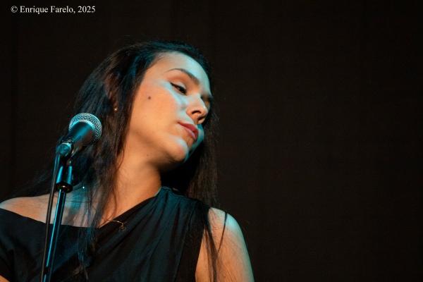Folkloreando: Javier Colina, Amy Gaviria y Brian Aching (Jazz en los distritos. Festival Internacional JazzMadrid 2025. Centro Cultural «El Torito». 2025-11-28) Por Enrique Farelo [INSTANTZZ AKA Galería fotográfica AKA Fotoblog de jazz, impro… y algo más]] - Tomajazz - Folkloreando: Javier Colina, Amy Gaviria y Brian Aching actuó en Jazz en los distritos dentro del Festival Internacional JazzMadrid 2025. El concierto fue en el Centro Cultural «El Torito» de Madrid, el 28 de noviembre de 2025. Enrique Farelo lo retrata en INSTANTZZ