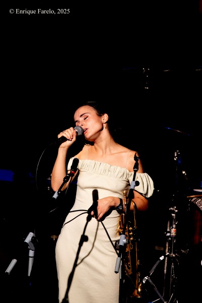 Andrea Motis & The Barcelona Gospel Messengers. «To Amy» (Homenaje a Amy Winehouse) (Festival Internacional JazzMadrid 2025, Fernán Gómez. Centro Cultural de la Villa, Sala Guirau Madrid. 2025-11-23) Por Enrique Farelo [Concierto de jazz] - Tomajazz