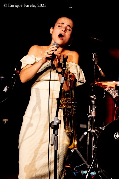 Andrea Motis & The Barcelona Gospel Messengers. «To Amy» (Homenaje a Amy Winehouse) (Festival Internacional JazzMadrid 2025, Fernán Gómez. Centro Cultural de la Villa, Sala Guirau Madrid. 2025-11-23) Por Enrique Farelo [Concierto de jazz] - Tomajazz