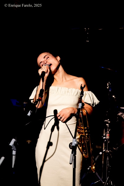 Andrea Motis & The Barcelona Gospel Messengers. «To Amy» (Homenaje a Amy Winehouse) (Festival Internacional JazzMadrid 2025, Fernán Gómez. Centro Cultural de la Villa, Sala Guirau Madrid. 2025-11-23) Por Enrique Farelo [Concierto de jazz] - Tomajazz