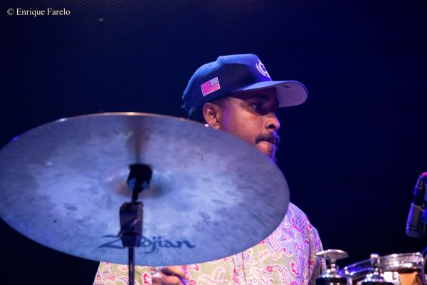 Delvon Lamarr Organ Trío (Festival Internacional JazzMadrid 2025, Sala Villanos, Madrid. 2025-10-30) Por Enrique Farelo [Concierto de jazz] - Tomajazz - Delvon Lamarr Organ Trío participó en el Festival Internacional JazzMadrid 2025. Enrique Farelo lo relata y retrata. Actuaron Delvon Lamarr, Brice Calvin, Ashley Ickes