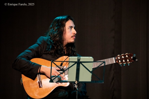 Folkloreando: Javier Colina, Amy Gaviria y Brian Aching (Jazz en los distritos. Festival Internacional JazzMadrid 2025. Centro Cultural «El Torito». 2025-11-28) Por Enrique Farelo [INSTANTZZ AKA Galería fotográfica AKA Fotoblog de jazz, impro… y algo más]] - Tomajazz - Folkloreando: Javier Colina, Amy Gaviria y Brian Aching actuó en Jazz en los distritos dentro del Festival Internacional JazzMadrid 2025. El concierto fue en el Centro Cultural «El Torito» de Madrid, el 28 de noviembre de 2025. Enrique Farelo lo retrata en INSTANTZZ