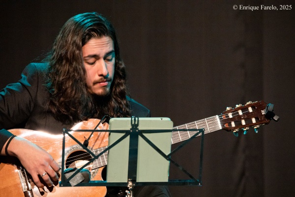 Folkloreando: Javier Colina, Amy Gaviria y Brian Aching (Jazz en los distritos. Festival Internacional JazzMadrid 2025. Centro Cultural «El Torito». 2025-11-28) Por Enrique Farelo [INSTANTZZ AKA Galería fotográfica AKA Fotoblog de jazz, impro… y algo más]] - Tomajazz - Folkloreando: Javier Colina, Amy Gaviria y Brian Aching actuó en Jazz en los distritos dentro del Festival Internacional JazzMadrid 2025. El concierto fue en el Centro Cultural «El Torito» de Madrid, el 28 de noviembre de 2025. Enrique Farelo lo retrata en INSTANTZZ