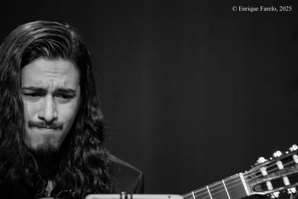 Folkloreando: Javier Colina, Amy Gaviria y Brian Aching (Jazz en los distritos. Festival Internacional JazzMadrid 2025. Centro Cultural «El Torito». 2025-11-28) Por Enrique Farelo [INSTANTZZ AKA Galería fotográfica AKA Fotoblog de jazz, impro… y algo más]] - Tomajazz - Folkloreando: Javier Colina, Amy Gaviria y Brian Aching actuó en Jazz en los distritos dentro del Festival Internacional JazzMadrid 2025. El concierto fue en el Centro Cultural «El Torito» de Madrid, el 28 de noviembre de 2025. Enrique Farelo lo retrata en INSTANTZZ
